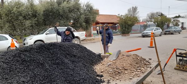 En la calle Próceres Argentinos de Chichinales comenzaron con tareas de bacheo asfáltico. (Foto gentileza)