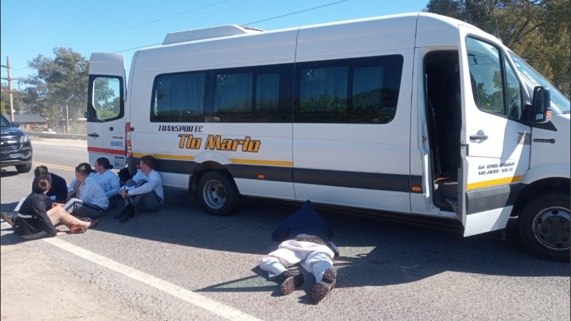 La víctima fatal y los jóvenes del Liceo a pocos metros del fallecido. 