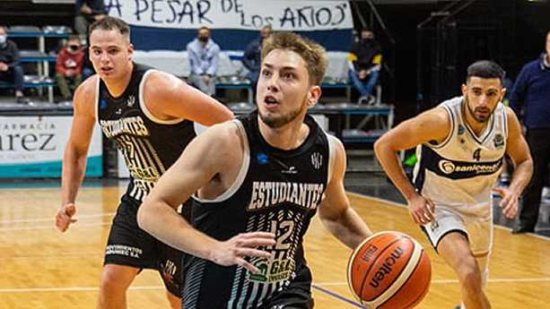 Ruíz viene de jugar en Estudiantes de Olavarría, uno de los equipos históricos del básquet argentino. 