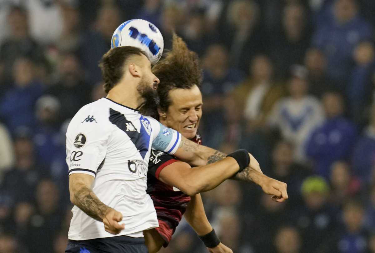 Pratto pelea con David Luiz. Los delanteros de Vélez casi no entraron en juego y Flamengo se hizo una fiesta. 