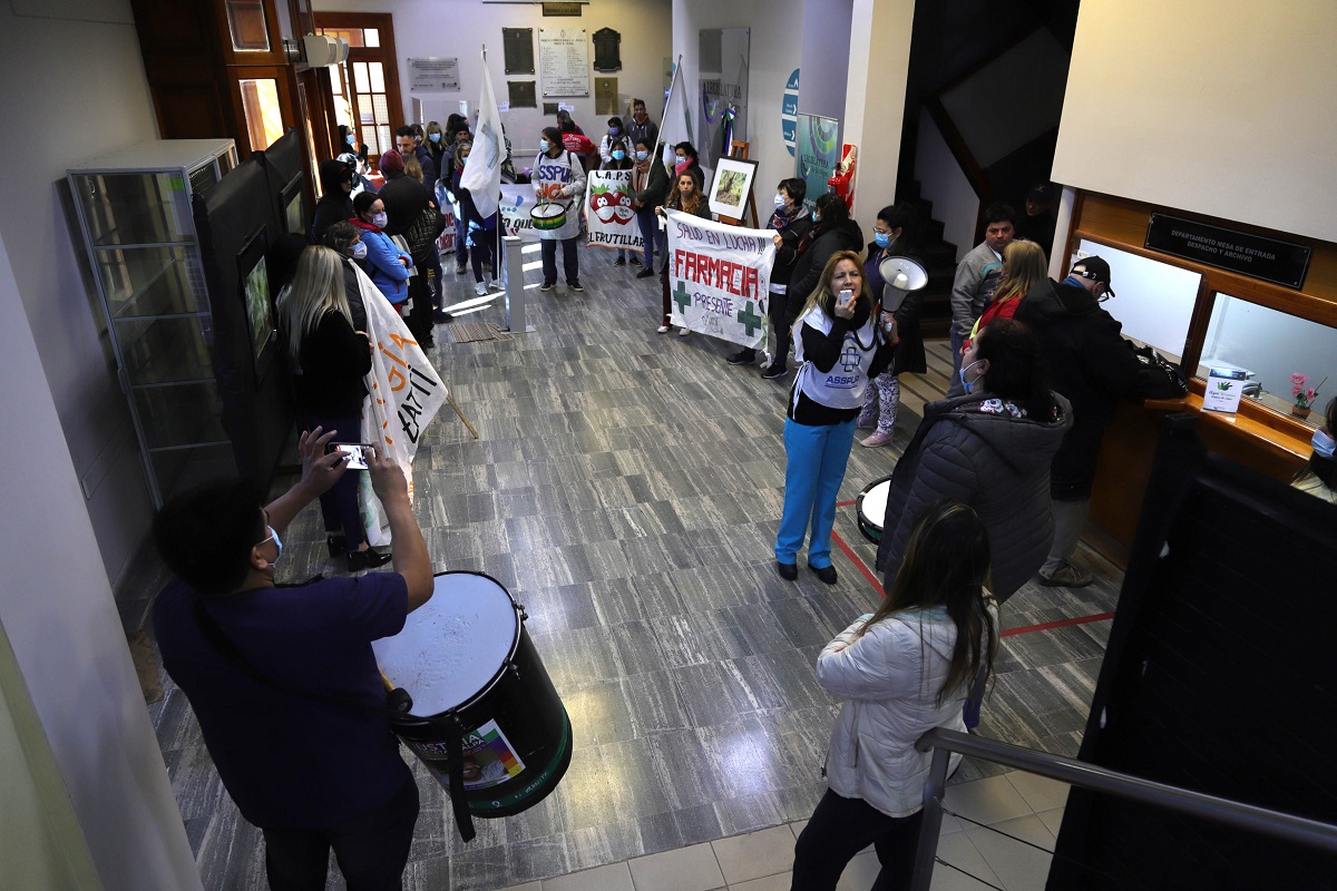 La marcha ingresó a la Legislatura, entre otras oficinas públicas. Foto: Marcelo Ochoa.