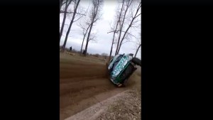 Video: impresionante vuelco en la Vuelta de la Manzana