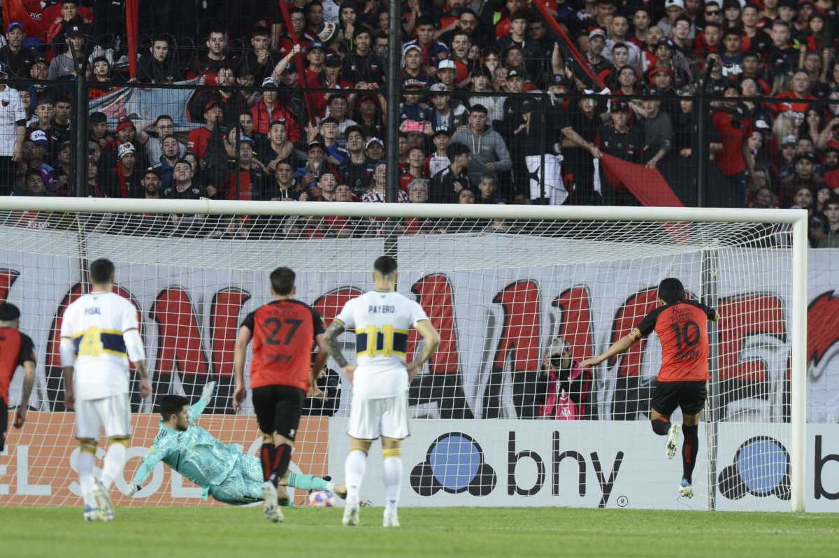 El Pulga Rodríguez anota ante Agustín Rossi y Colón le empata el partido a Boca. Foto: Télam 