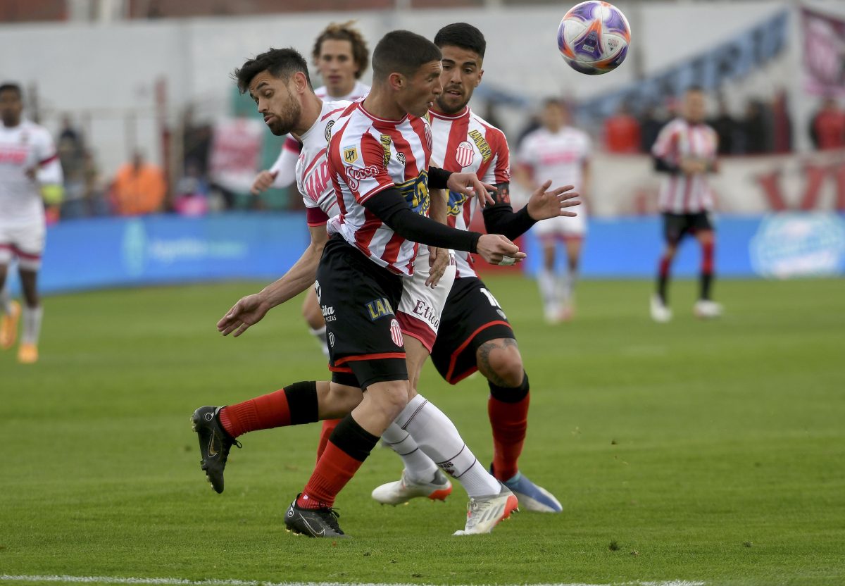 Lautaro Acosta volvió a protagonizar un hecho violento en un campo de juego. (Foto: Telam)