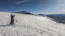 Imagen de Una violinista toca en la nieve para concientizar sobre el cáncer de mama en Cerro Chapelco