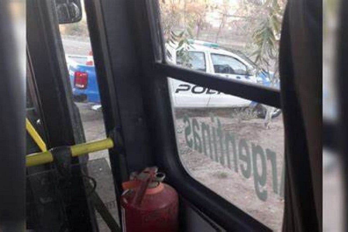 Un grupo de vecinos de Toma Norte retuvo un colectivo en reclamo por problemas eléctricos en el barrio. Foto: www.facebook.com/tumanana.neuquen