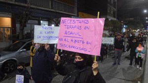 Marcharon contra el «ajuste en discapacidad» por las calles del centro de Roca