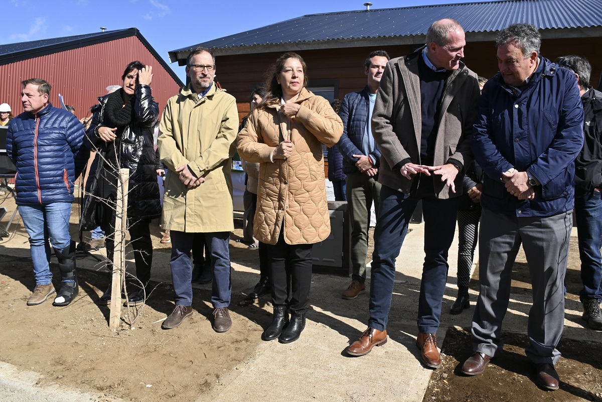 La gobernadora Arabela carreras y otros funcionarios encabezaron ayer el acto de entrega de viviendas al gremio Unter. Foto: Chino Leiva