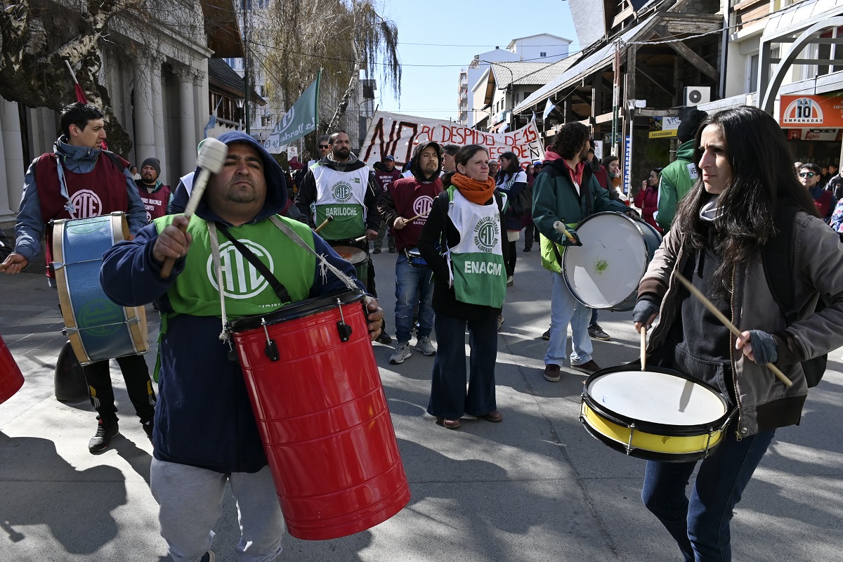 ATE cumple hoy un paro nacional y en Bariloche se movilizó por las calles céntricas. Foto: Chino Leiva