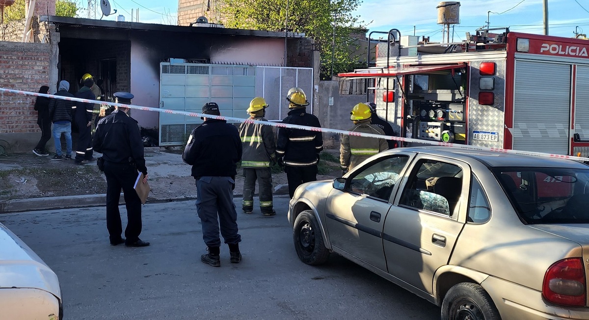 Tras un incendio en una vivienda una mujer fue trasladada al hospital por inhalación de humo. Foto: Twitter @MovilRigo