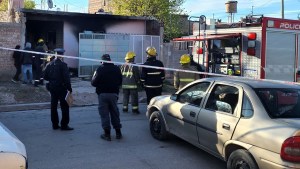 Incendio en Villa Ceferino: una mujer tuvo que ser trasladada al hospital Heller de Neuquén 