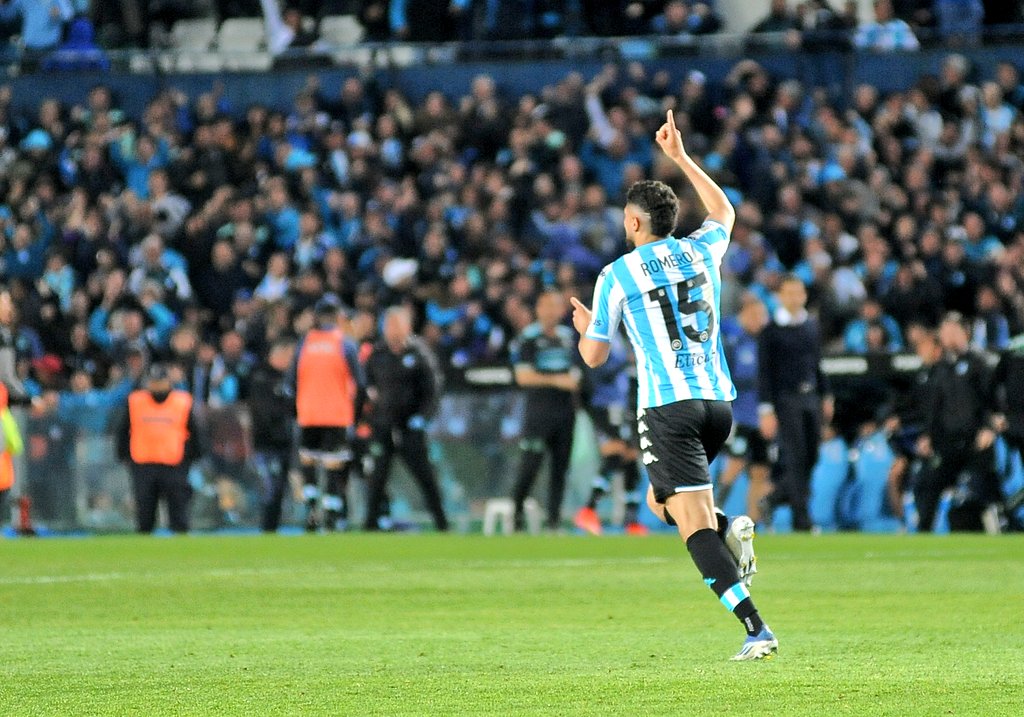 Maxi Romero anotó el tanto de la igualdad para Racing, que lo ganó en el último minuto.