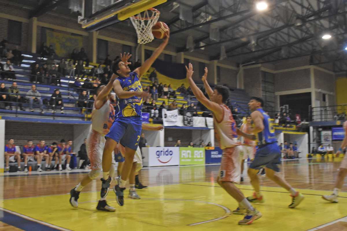 Hernán Losito anota para Progre en el clásico ante el Depo. Fotos: Juan Thomes 