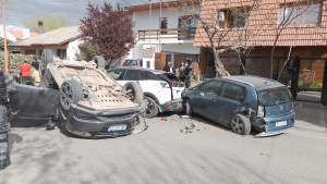 Violento vuelco en un barrio de Cipolletti