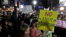 Imagen de Recorte en discapacidad: fotogalería de la marcha en Roca y Neuquén