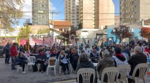 Imagen de Día de los Jubilados con clase pública fuera del ISSN en defensa de la caja jubilatoria 