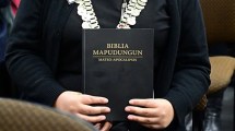 Imagen de Biblia traducida al mapuche: «Es otro intento de colonización»