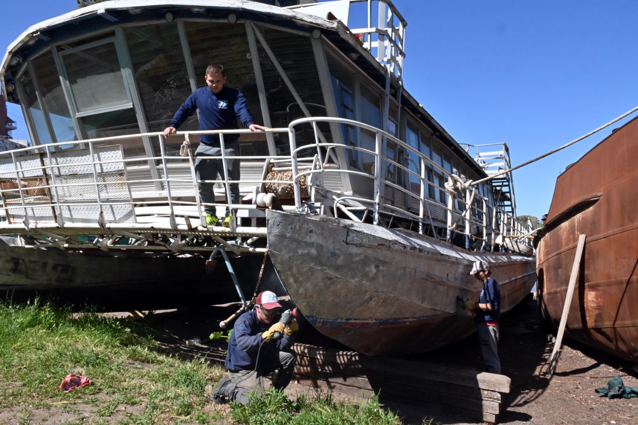 Se estima una inversión de más de 9 millones de pesos al completar los trabajos en el catamarán. Foto: Marcelo Ochoa.