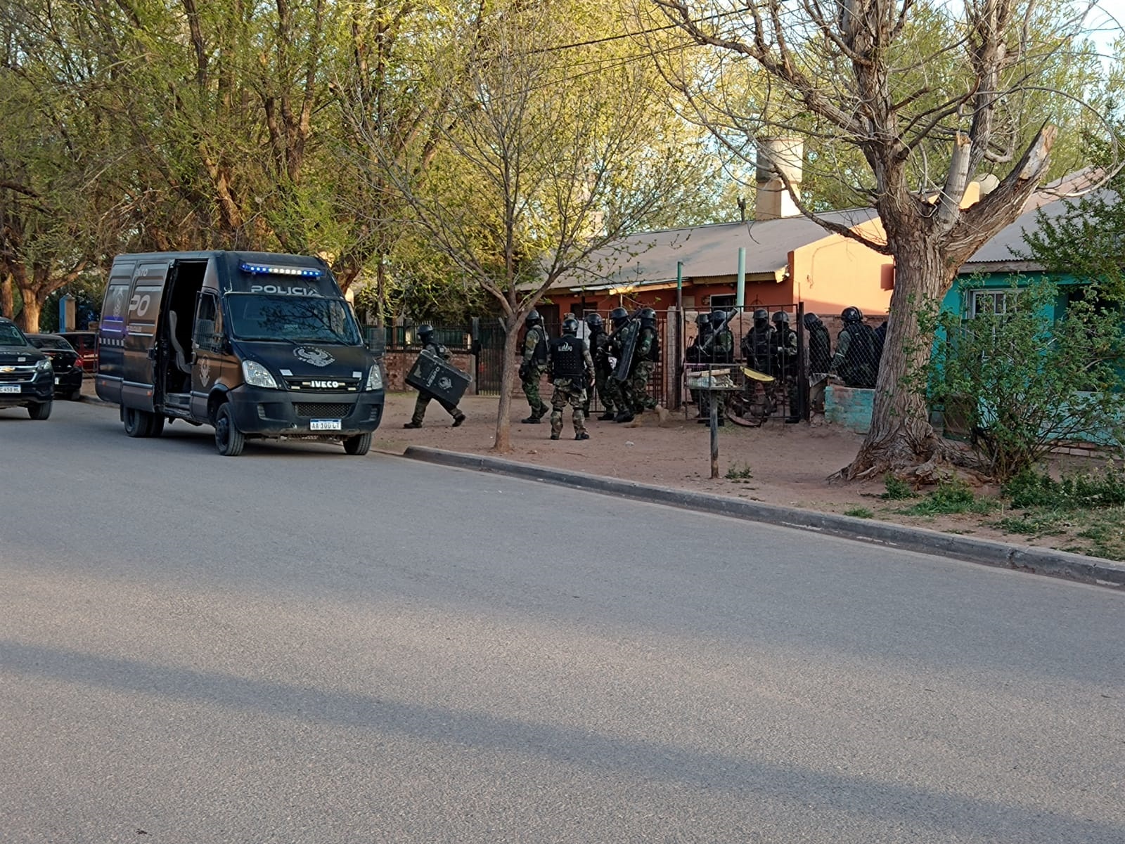 Seis demorados en tres allanamientos en Rincón de los Sauces. Foto Gentileza