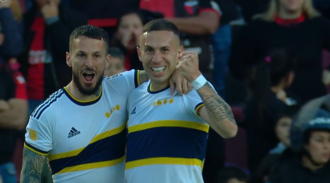 Benedetto y Briasco festejan el gol de Boca que abrió la cuenta. 