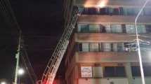 Imagen de Dantesco incendio en el edificio Bariloche Center: hay heridos graves