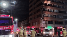 Imagen de Más de 50 personas afectadas por un incendio en el edificio Bariloche Center