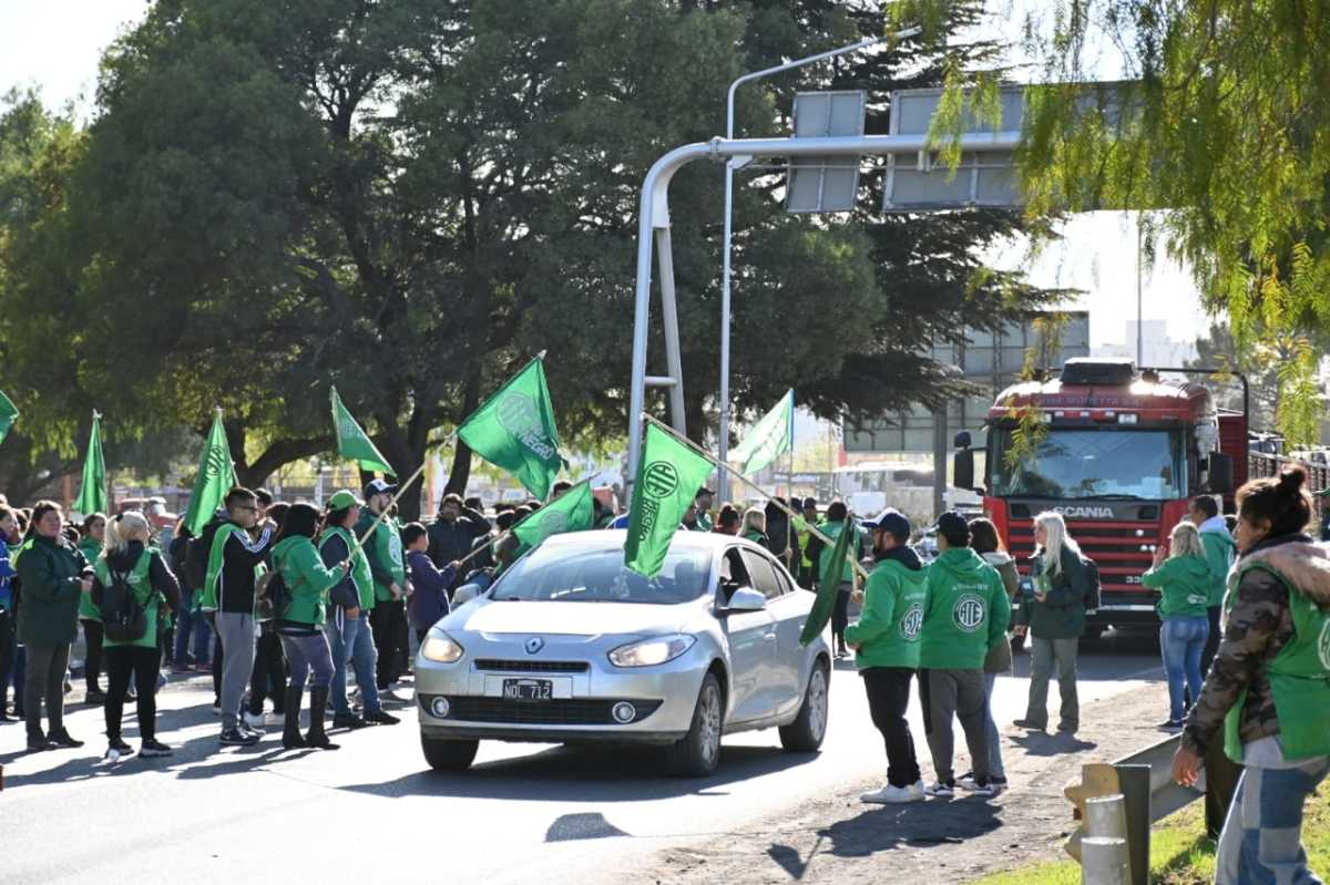 ATE Río Negro y Unidad Piquetera organizaron protestas en los puentes que unen Neuquén y Cipolletti. (Foto archivo Florencia Salto).-