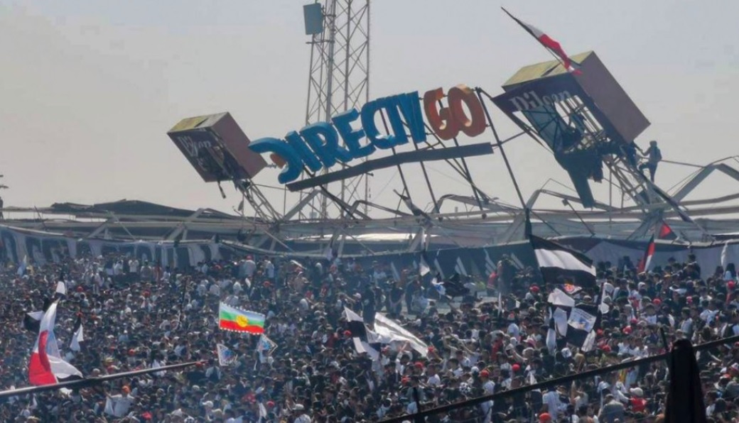 Así quedó la parte del techo que se desprendió durante un banderazo de los hinchas de Colo Colo. 