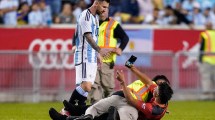 Imagen de ¡Locura por Messi! Hinchas invadieron la cancha para estar cerca del capitán de Argentina