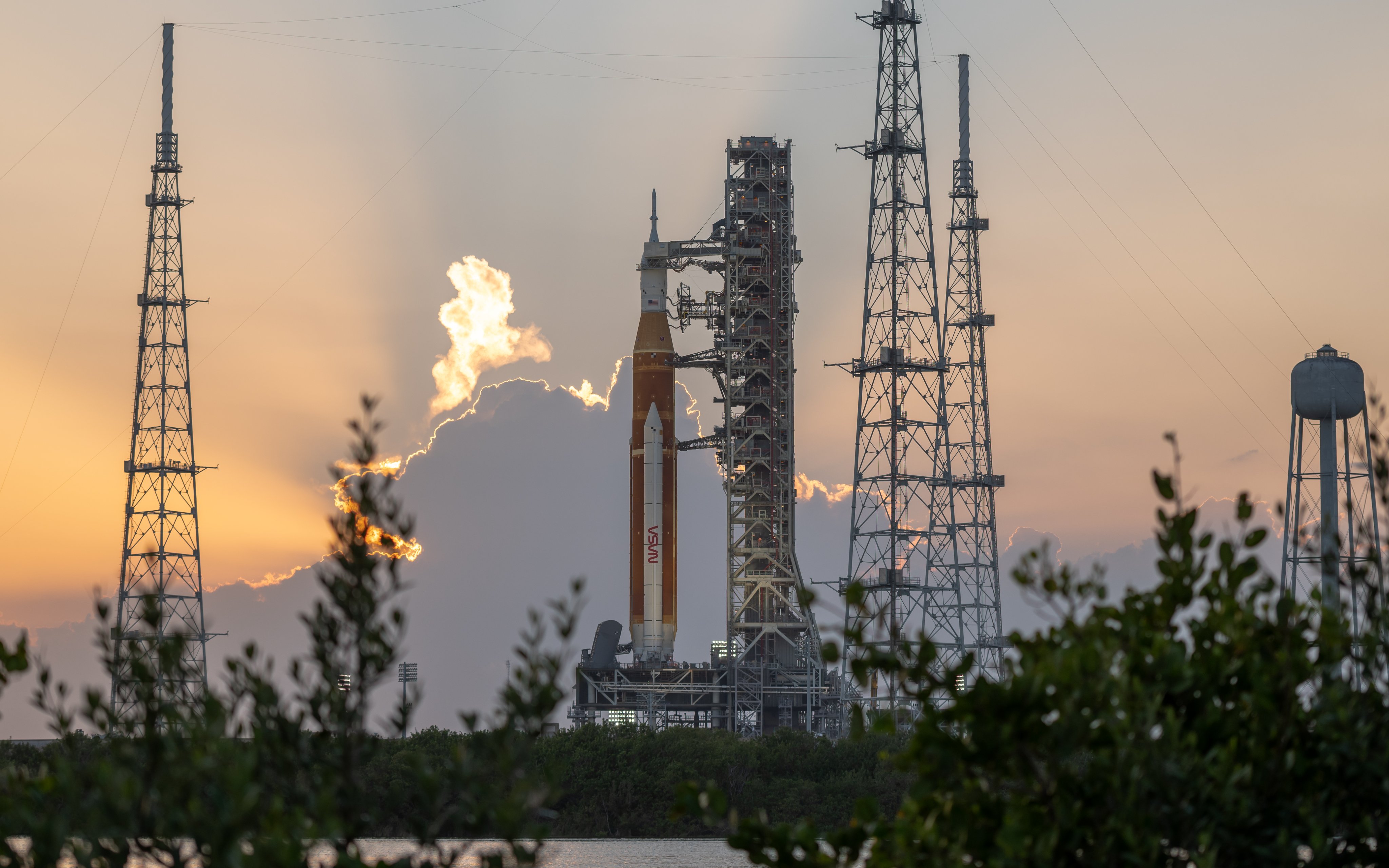 El poderoso cohete SLS, de casi cien metros de altura. Foto: @NASA.