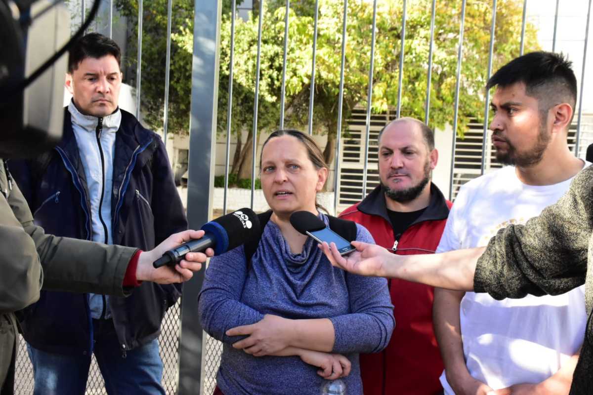 Durante la mañana de hoy representantes sindicales presentaron una nota en la fiscalía federal de la ciudad de Neuquén. Foto Yamil Regules.