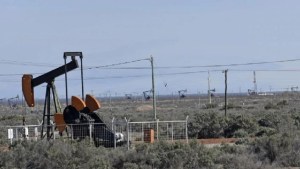 Antes de salir de las áreas de Río Negro, YPF gestiona la prórroga de las concesiones