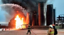 Imagen de Incendio en la refinería de Plaza Huincul, cómo fueron las 10 horas de combate de los bomberos: «era como ver el infierno»