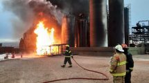 Imagen de Después del incendio en la refinería de Plaza Huincul, bomberos negocian con Koopmann más fondos