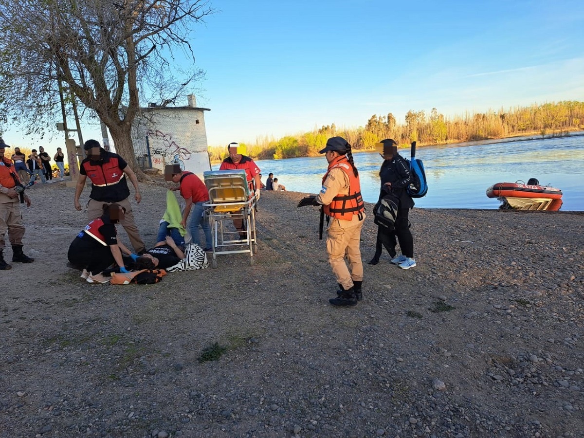 Se desmayó en la costa del Limay en Neuquén y debió ser asistido por Prefectura. Gentileza