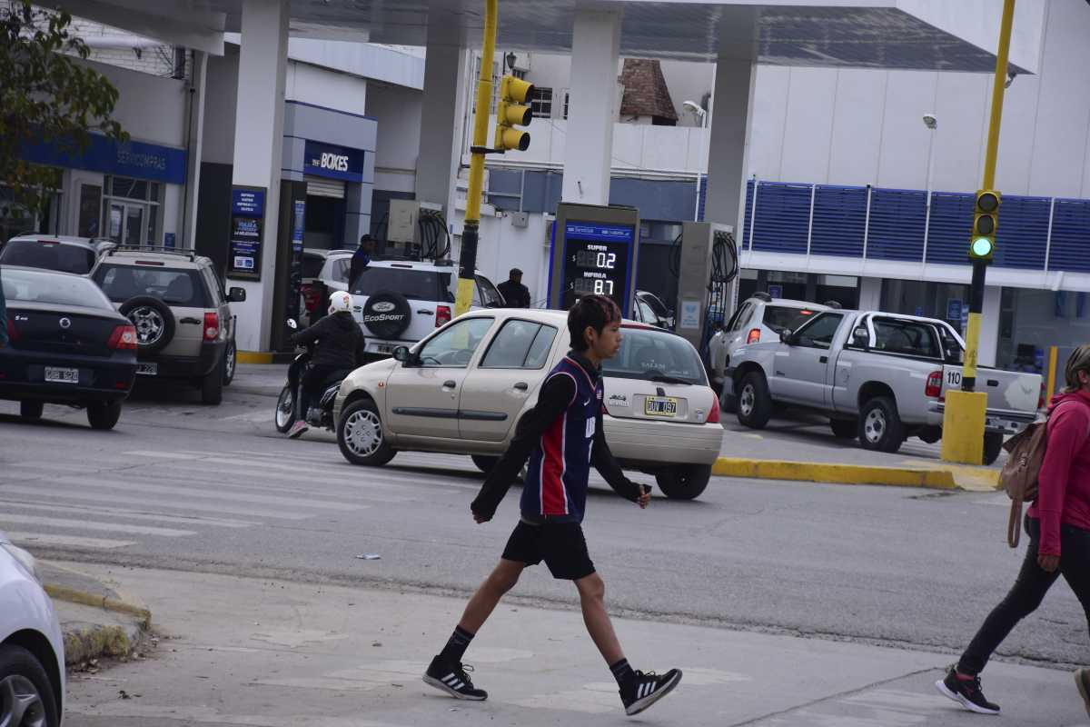 En las estaciones de la ciudad ya se registraron largas filas de vehículos. Foto César Izza