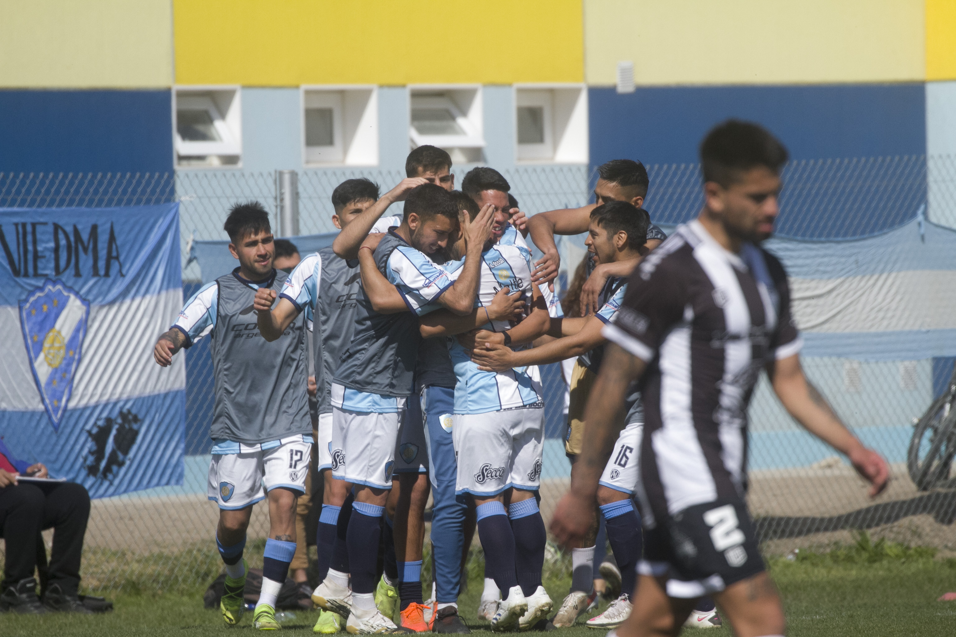 Sol de Mayo se impuso con autoridad como local en el duelo entre rionegrinos. Foto: Pablo Leguizamon