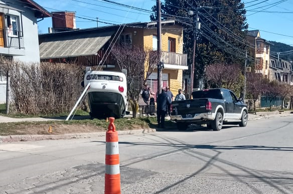 El siniestro vial ocurrió este mediodía de sábado en la intersección de las calles Villegas y Albarracín de Bariloche. (foto gentileza)