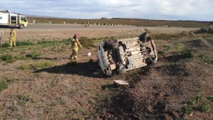 Volcaron dos autos en la Ruta 237, en uno viajaba una pareja de turistas