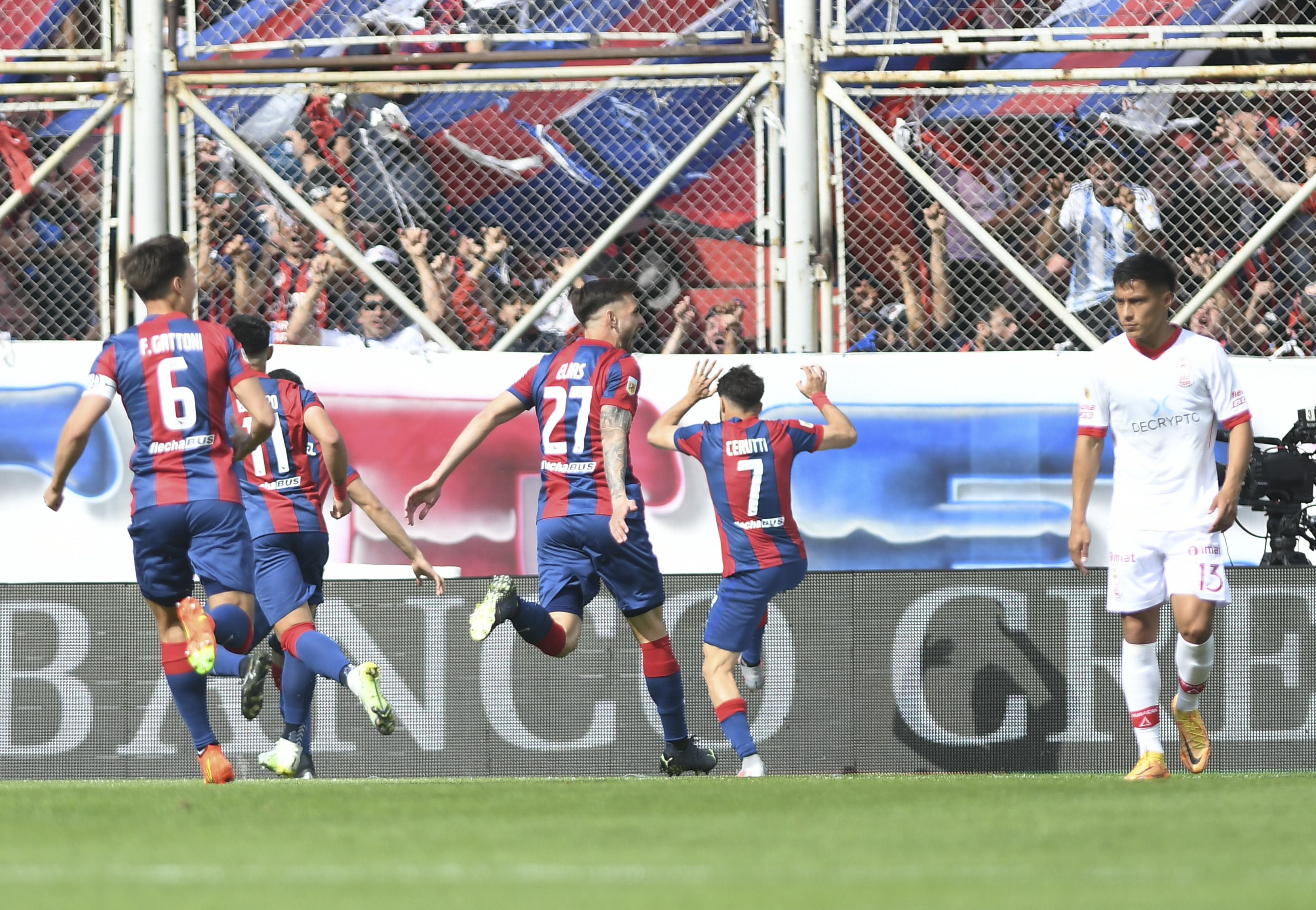 El Pocho Cerutti (7) ya marcó y prepara su festejo con los hinchas en el Nuevo Gasómetro. (Foto/Télam)