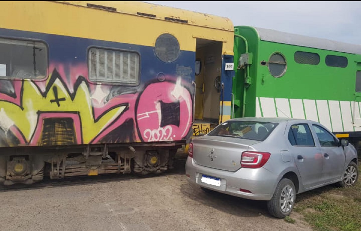 El accidente ocurrió a pocos metros de la estación de tren de Viedma. Foto Gentileza: Eladmin Detaxistas