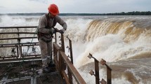 Imagen de La crecida de los ríos arrastró parte de la pasarela de Garganta del Diablo en Cataratas del Iguazú