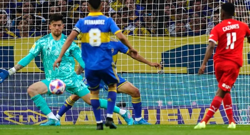 Rossi y la dobe atajada a Cazares que fue clave para sostener a Boca en partido ante el Rojo, el domingo en La Bombonera. (Foto/La Nación)