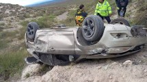 Imagen de Volcó en la Ruta 6 tras despistar a la altura de Paso Córdoba en Roca