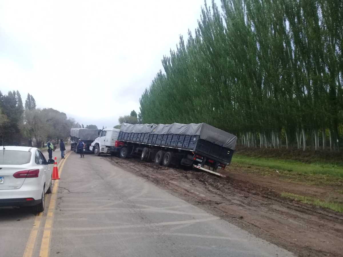 Un camión estacionado quedó cruzado sobre la Ruta 22 en Allen y hay desvíos en el tránsito. Foto Gentileza.