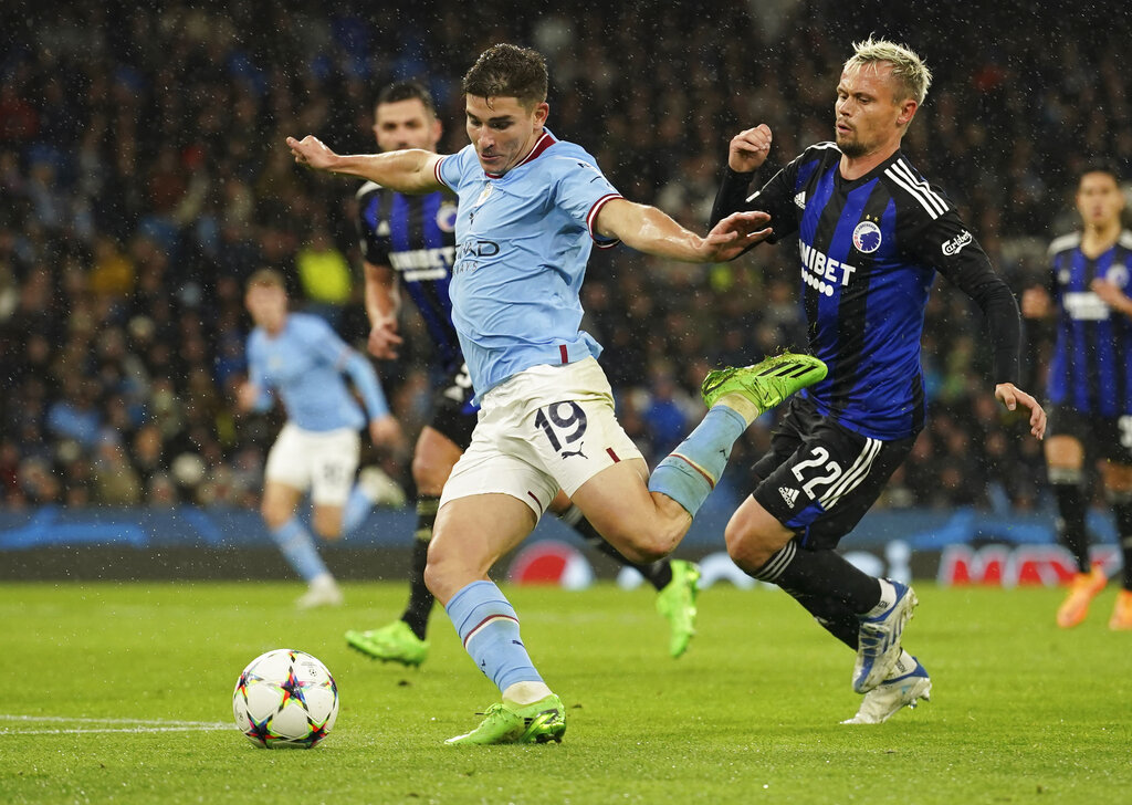 Julián Álvarez convirtió su primer gol en la Champions League. (AP Photo/Dave Thompson)