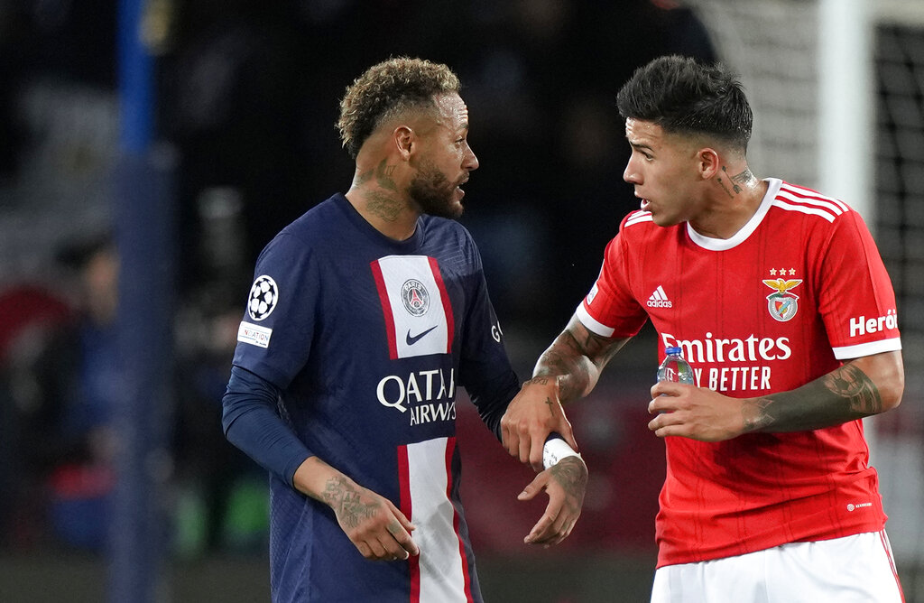 Enzo y Neymar se cruzaron en varias oportunidades durante el empate entre Benfica y PSG. (AP Photo/Francois Mori)