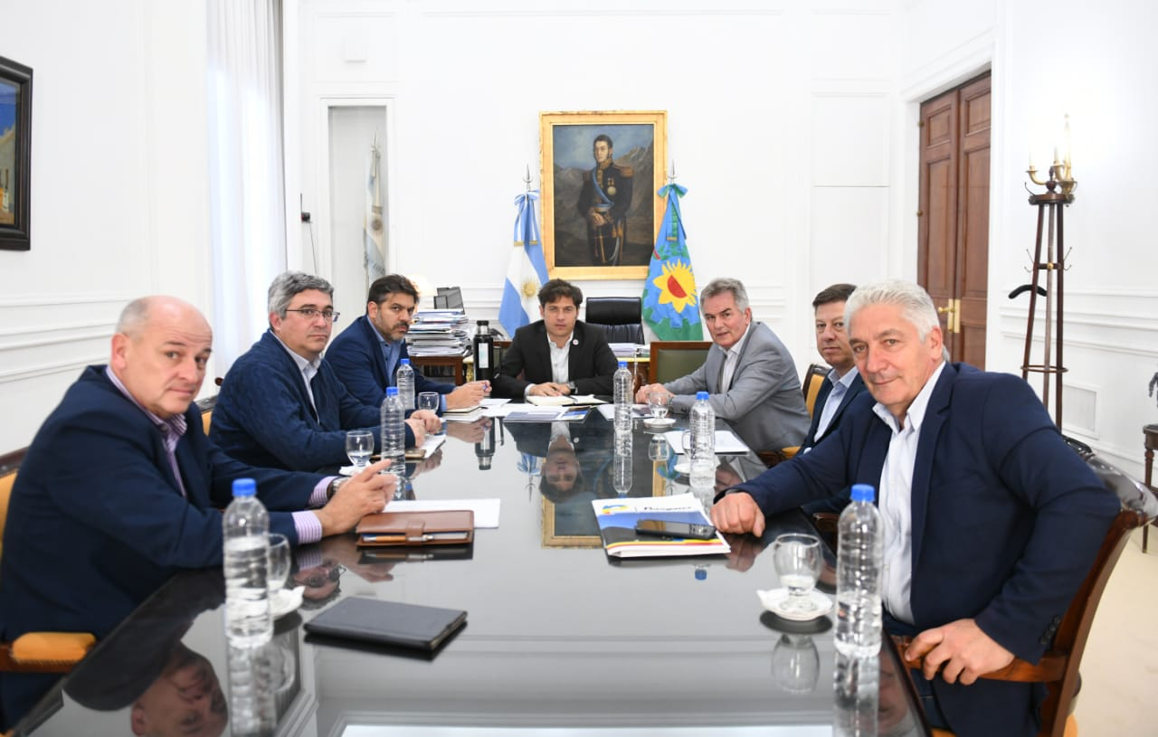 Axel Kicillof se reunió con intendentes de Buenos Aires para conversar sobre el potencial uso del agua del río Negro. 