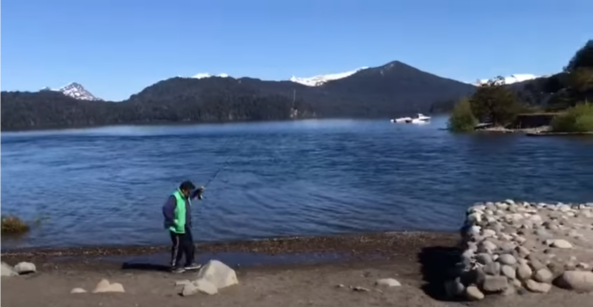 El hombre fue filmado mientras pescaba, aunque es ilegal. (Captura)