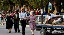 Imagen de El desfile aniversario de Centenario, con la presencia del presidente, en 17 fotos